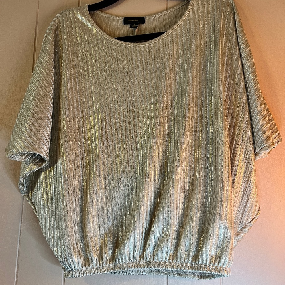 Gold shimmery top for casual or going out! Size small - Picture 7 of 7
